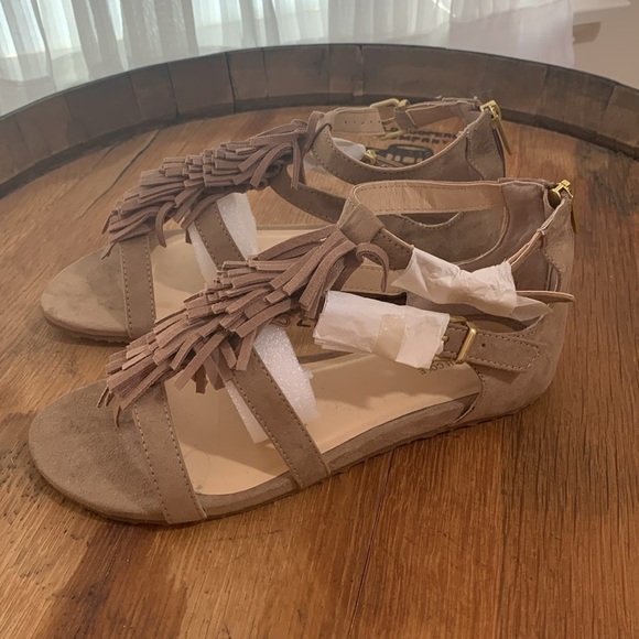 Kenneth Cole Reaction | NWOB Audra Struck Sand Fringe T-Strap Sandal 6 - Picture 8 of 17